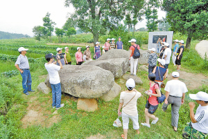 探秘大石墓。 涼山在線.jpg